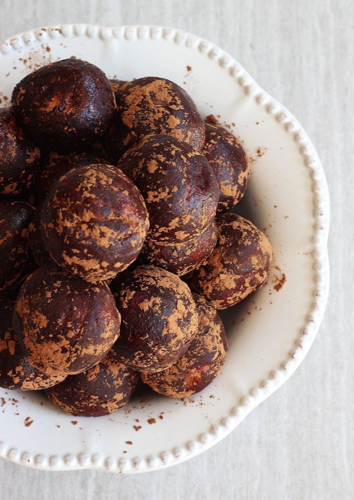 healthy chocolate peanut butter protein balls 11