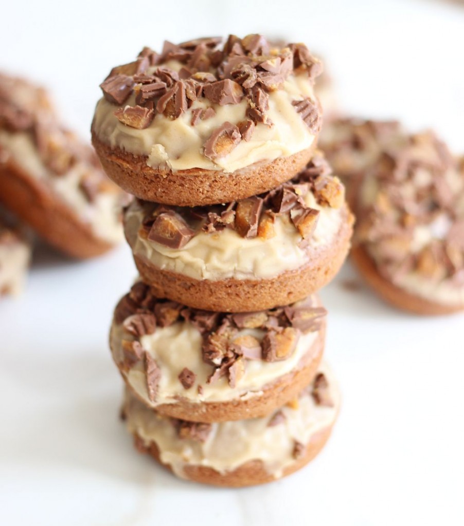 Baked chocolate donuts with peanut butter glaze and reese's peanut butter cups 20