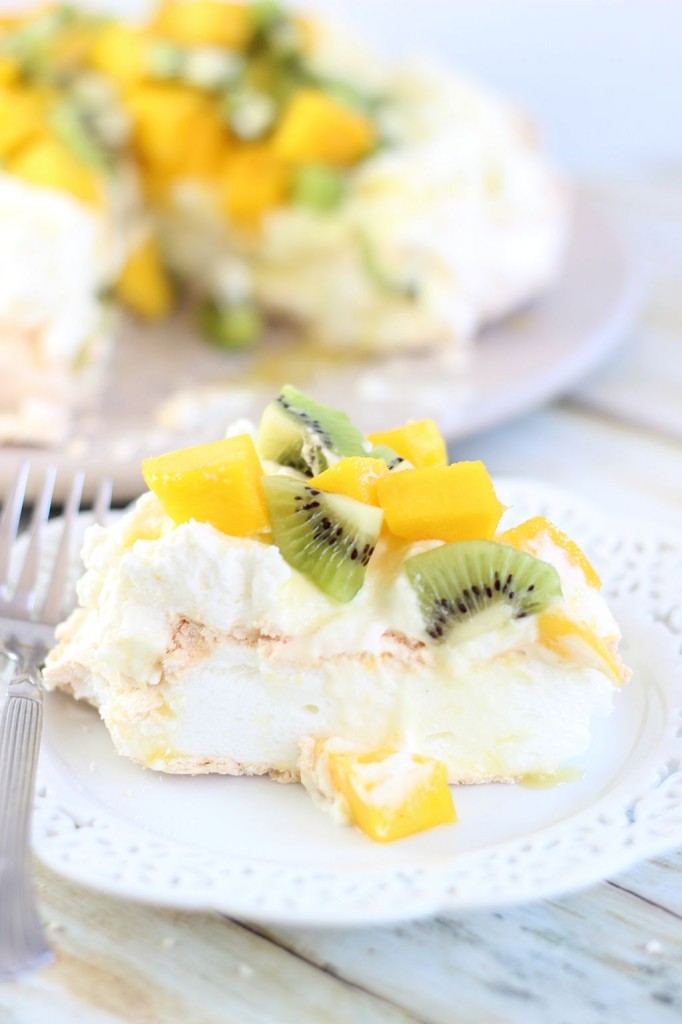 coconut pavlova with mascarpone and mango kiwi compote 33