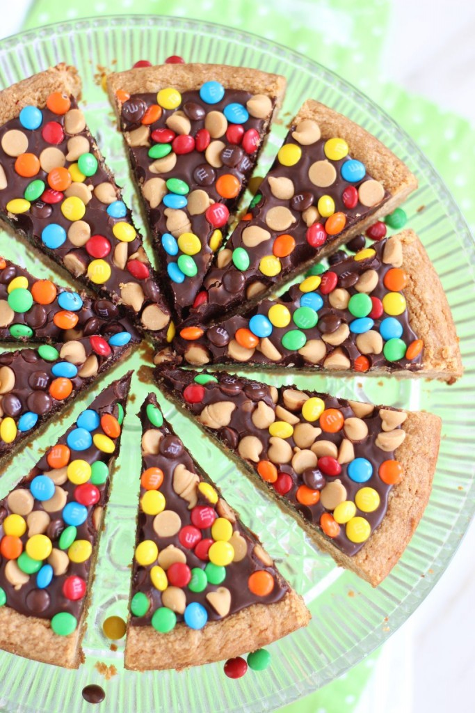chocolate peanut butter cookie pizza (21)