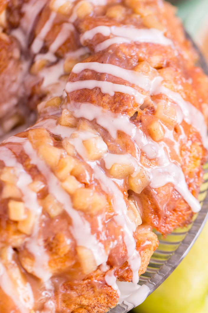 Apple Pie Monkey Bread - Ooey gooey apple cinnamon pull apart bread!