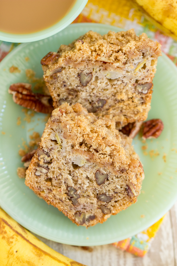 Streusel-Topped Banana Bread Muffins • The Gold Lining Girl